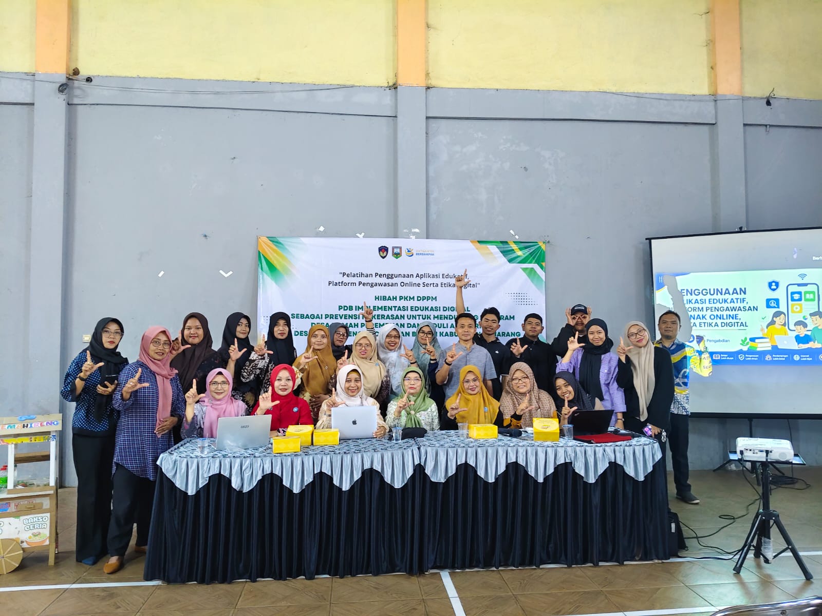 Pelatatihan Penggunaan Aplikasi Edukatif, Platform Pengawasan Anak Online, Serta Etika Digital